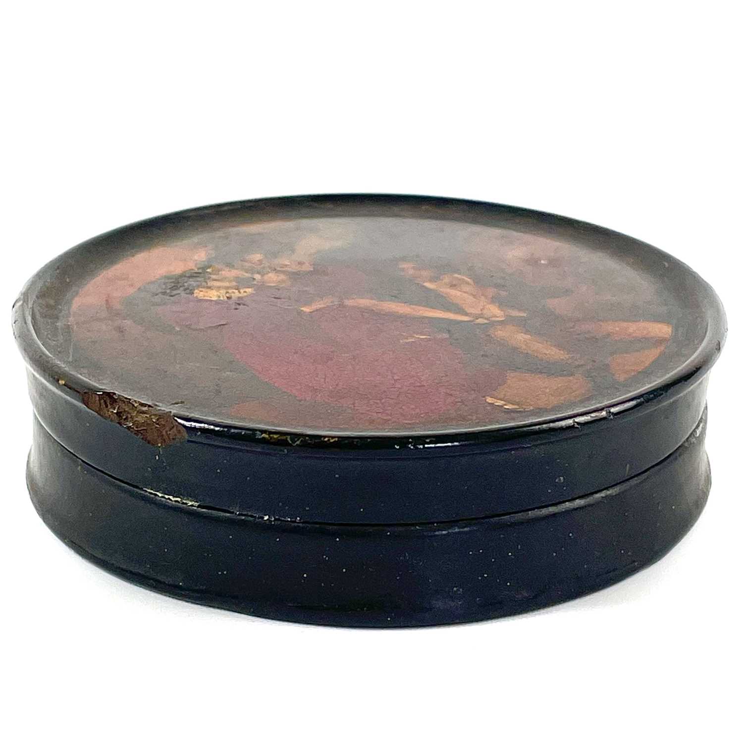 An early 19th century papier mache painted snuff box. - Image 2 of 3