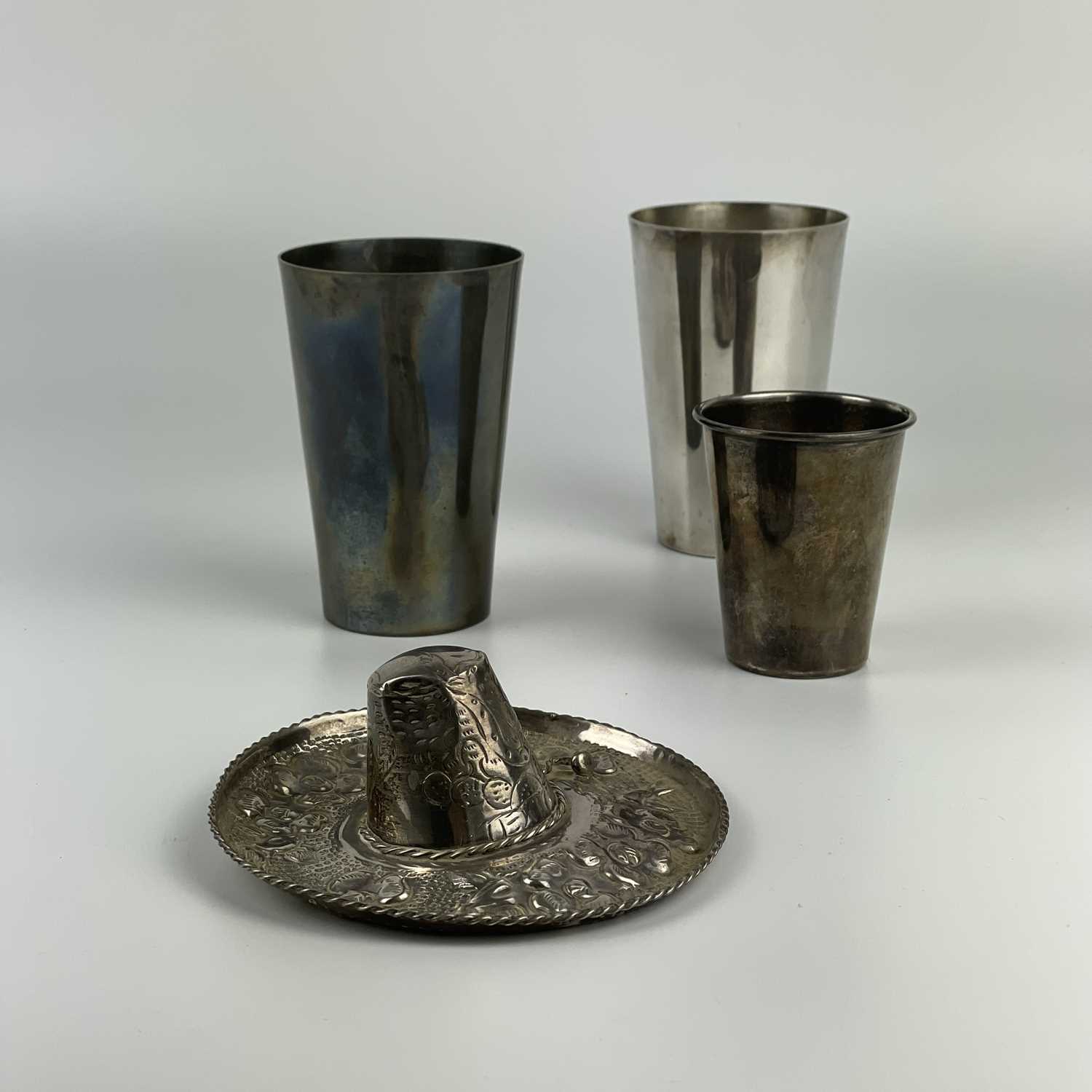 A pair of Colombian 0.900 silver tumblers. - Image 3 of 7