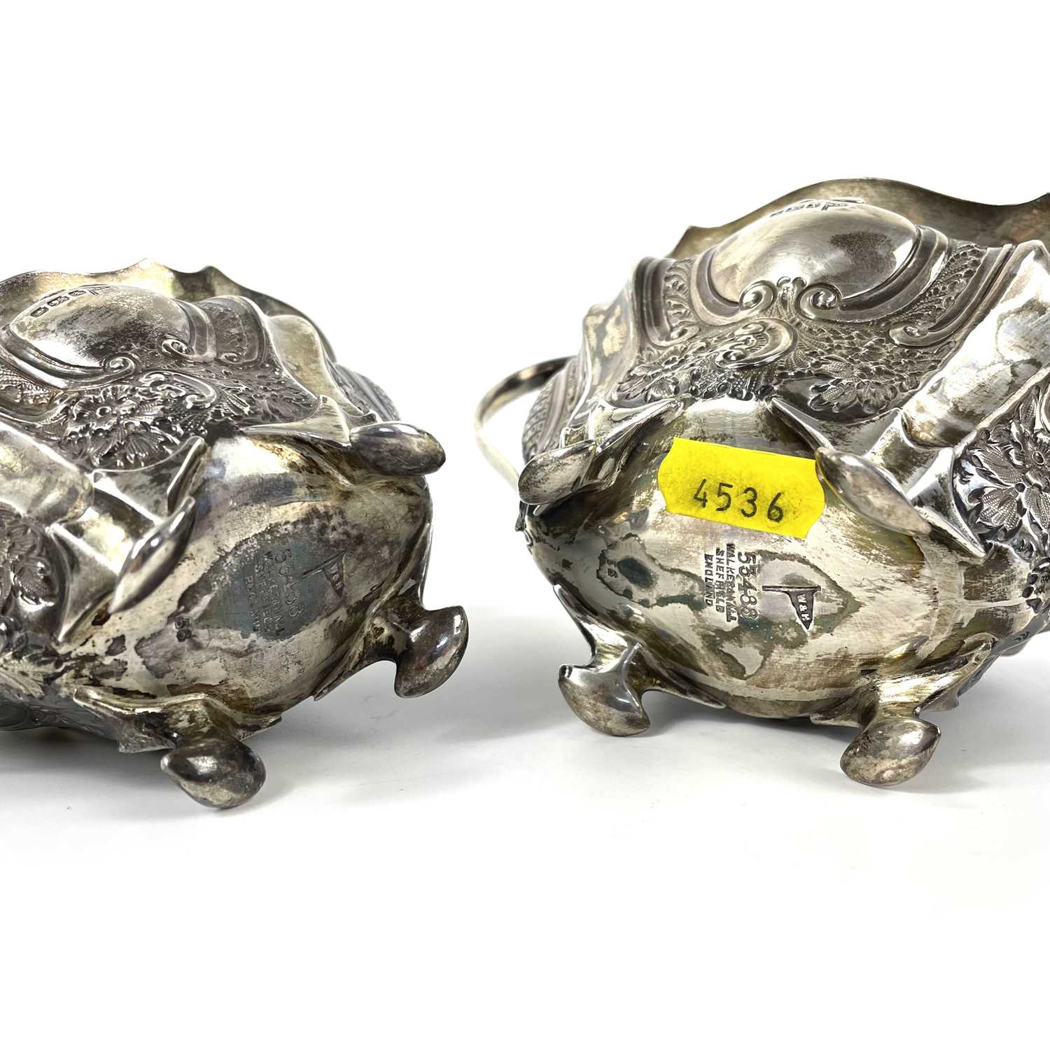 A George V silver cream jug and sugar bowl by Walker & Hall. - Image 5 of 5