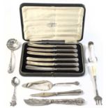 Silver cutlery items to include a cased set of six George V butter knives.