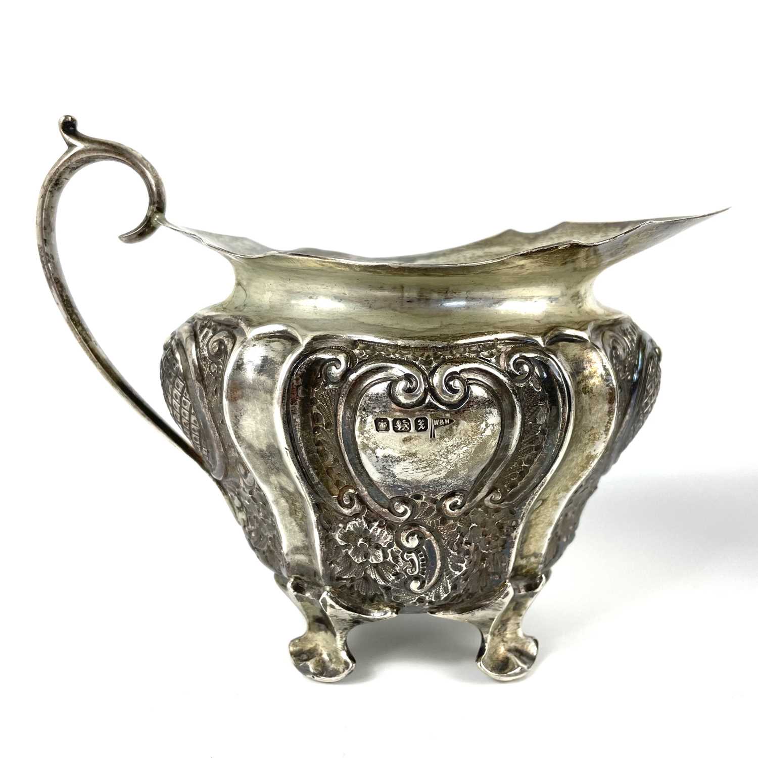 A George V silver cream jug and sugar bowl by Walker & Hall. - Image 3 of 5