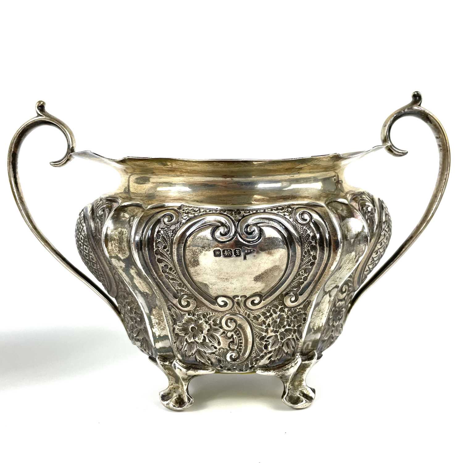 A George V silver cream jug and sugar bowl by Walker & Hall. - Image 2 of 5