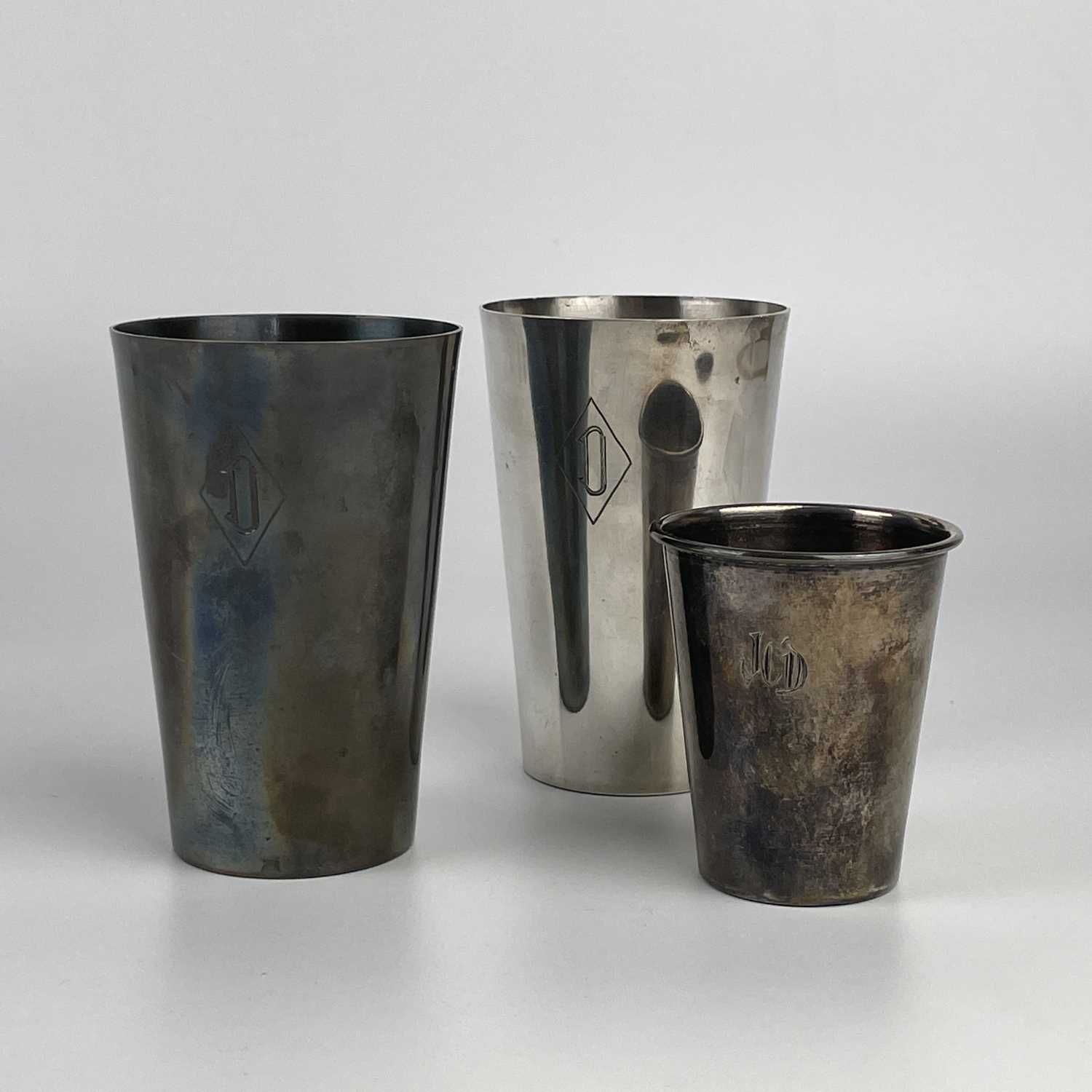 A pair of Colombian 0.900 silver tumblers. - Image 2 of 7