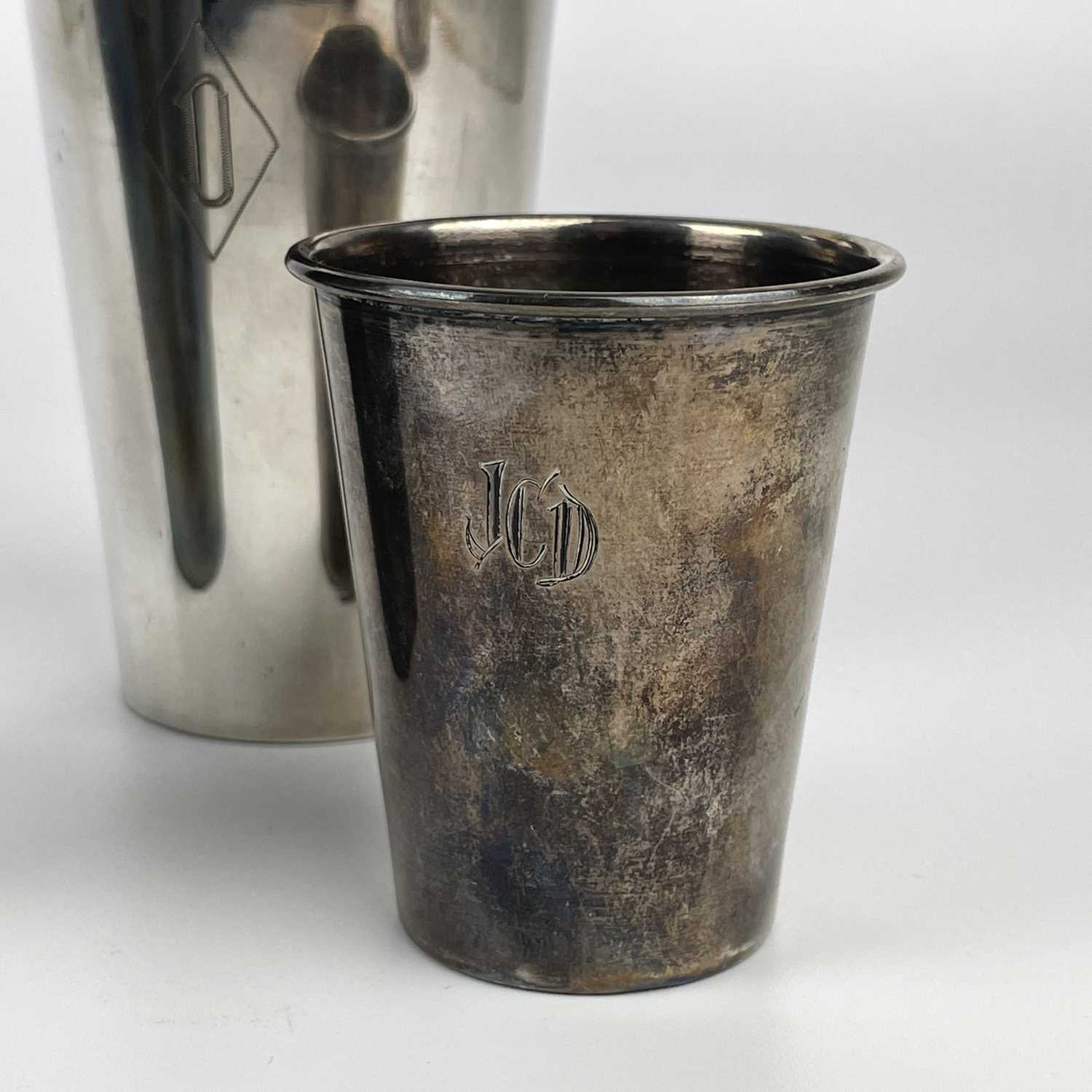 A pair of Colombian 0.900 silver tumblers. - Image 5 of 7