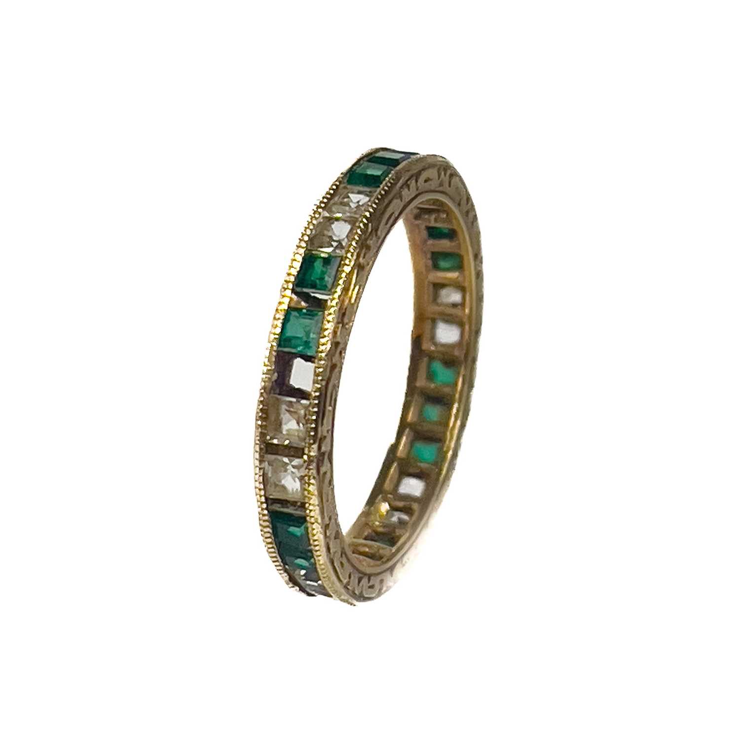 A 9ct gold white and green stone set full eternity ring. - Bild 3 aus 6