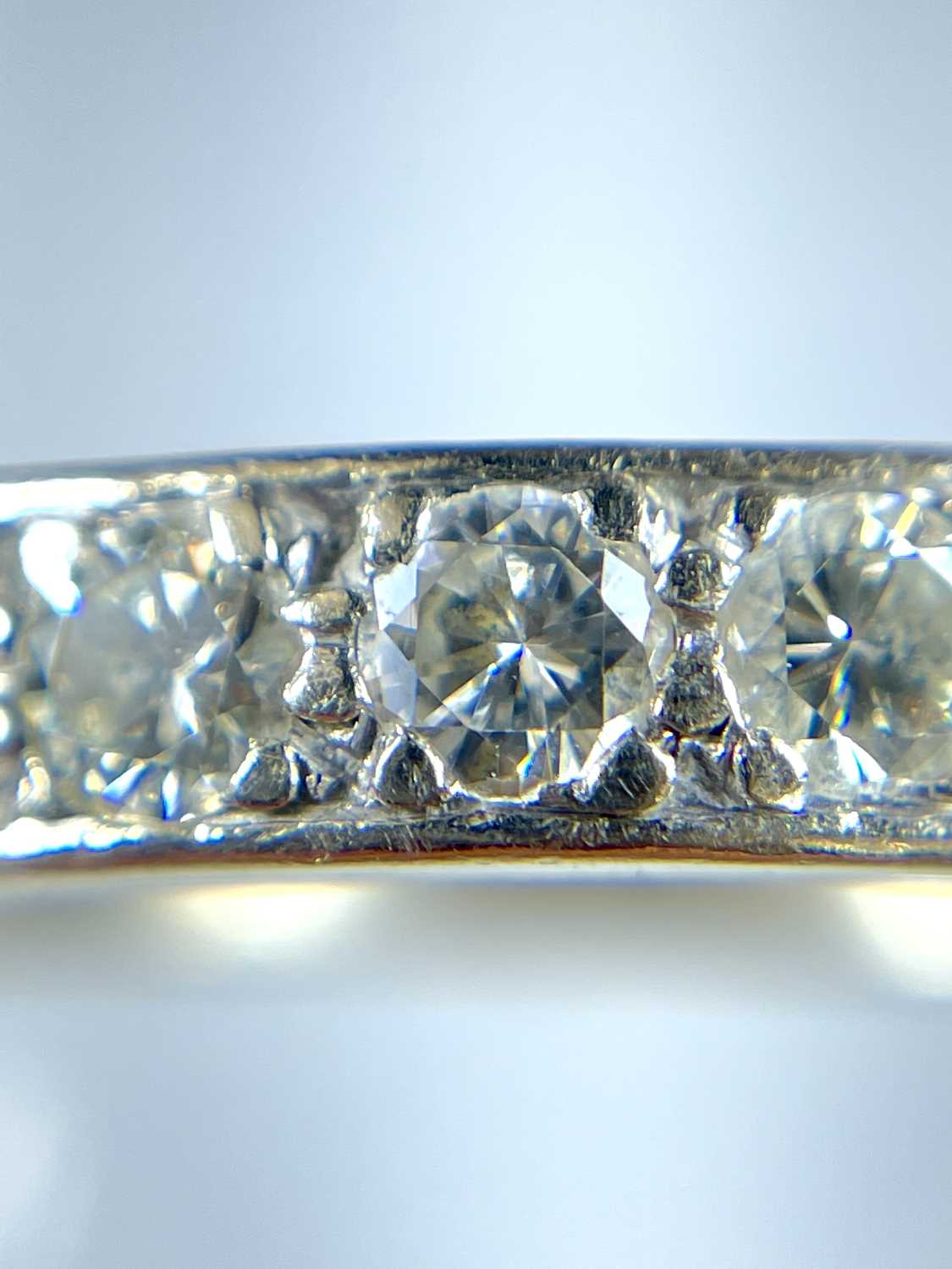 An 18ct white gold diamond set nine stone half eternity ring. - Bild 3 aus 5