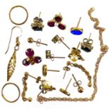 Eight pairs of 9ct gold earrings, two singular earrings and a broken 9ct chain.