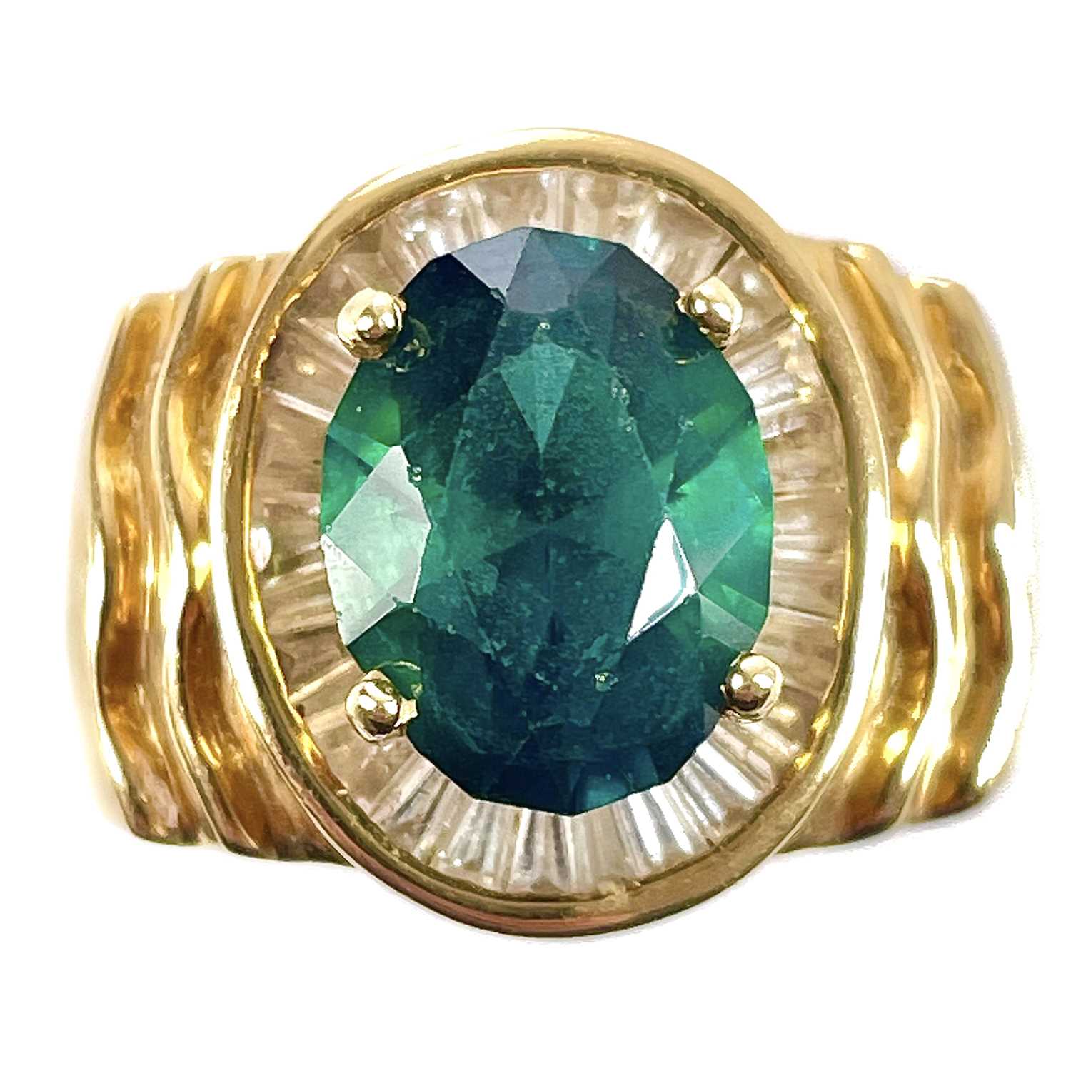 A stylish 18ct gold green tourmaline and diamond set dress ring. - Image 3 of 5