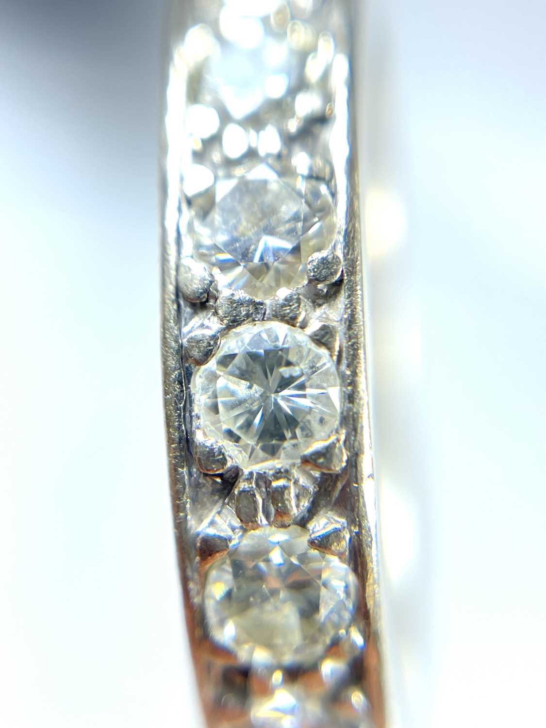 An 18ct white gold diamond set nine stone half eternity ring. - Bild 5 aus 5