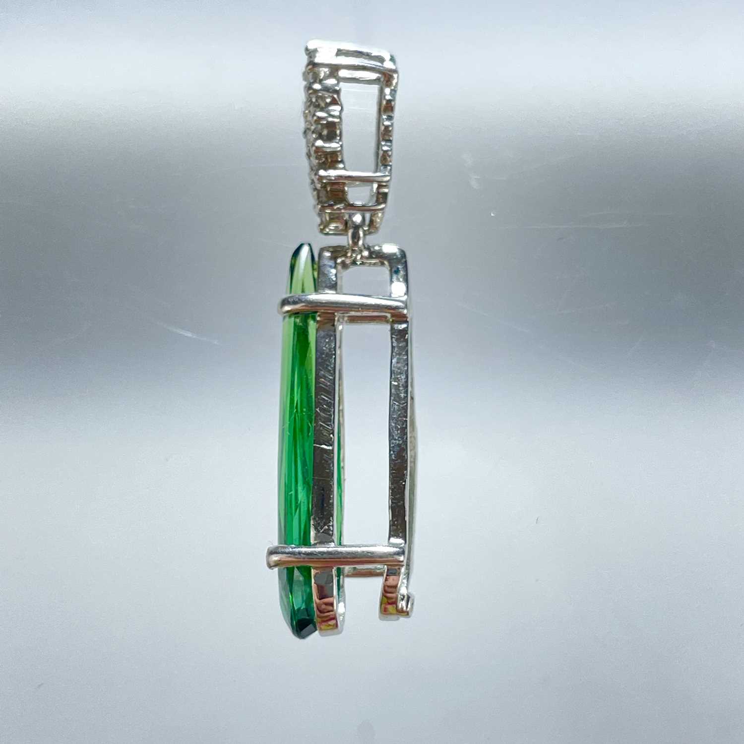 A stylish 18ct white gold Santa Rosa green tourmaline 18ct and diamond set pendant. - Image 3 of 4