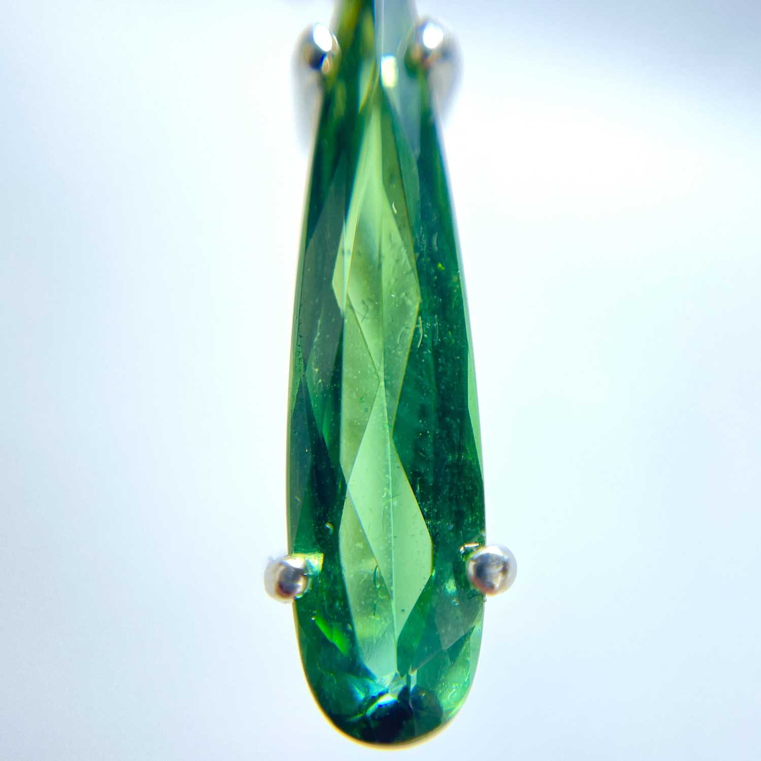 A stylish 18ct white gold Santa Rosa green tourmaline 18ct and diamond set pendant. - Image 4 of 4