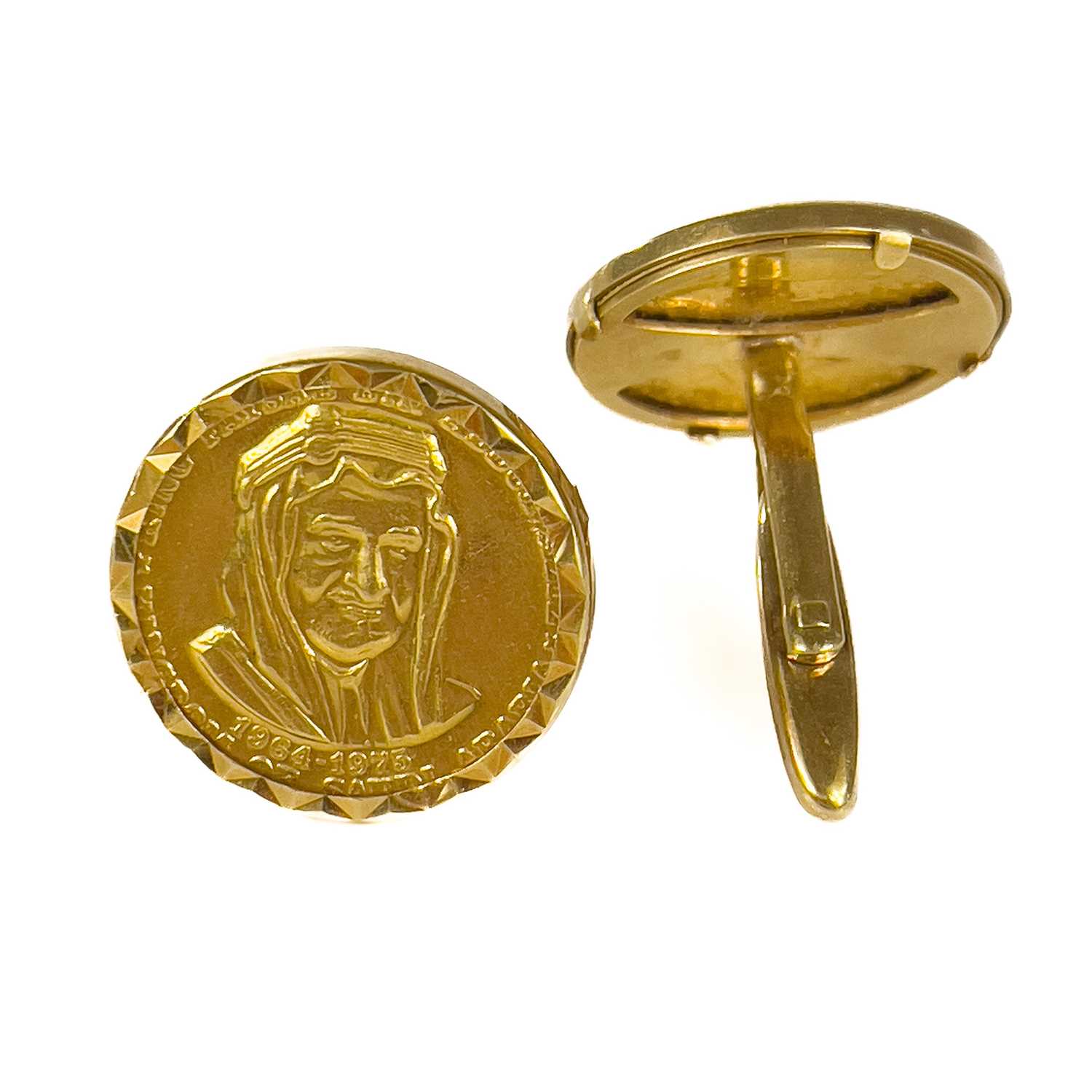 A pair of 22ct gold Saudi Arabia King Faisal commemorative medals set into 18ct cuff links. - Image 6 of 7
