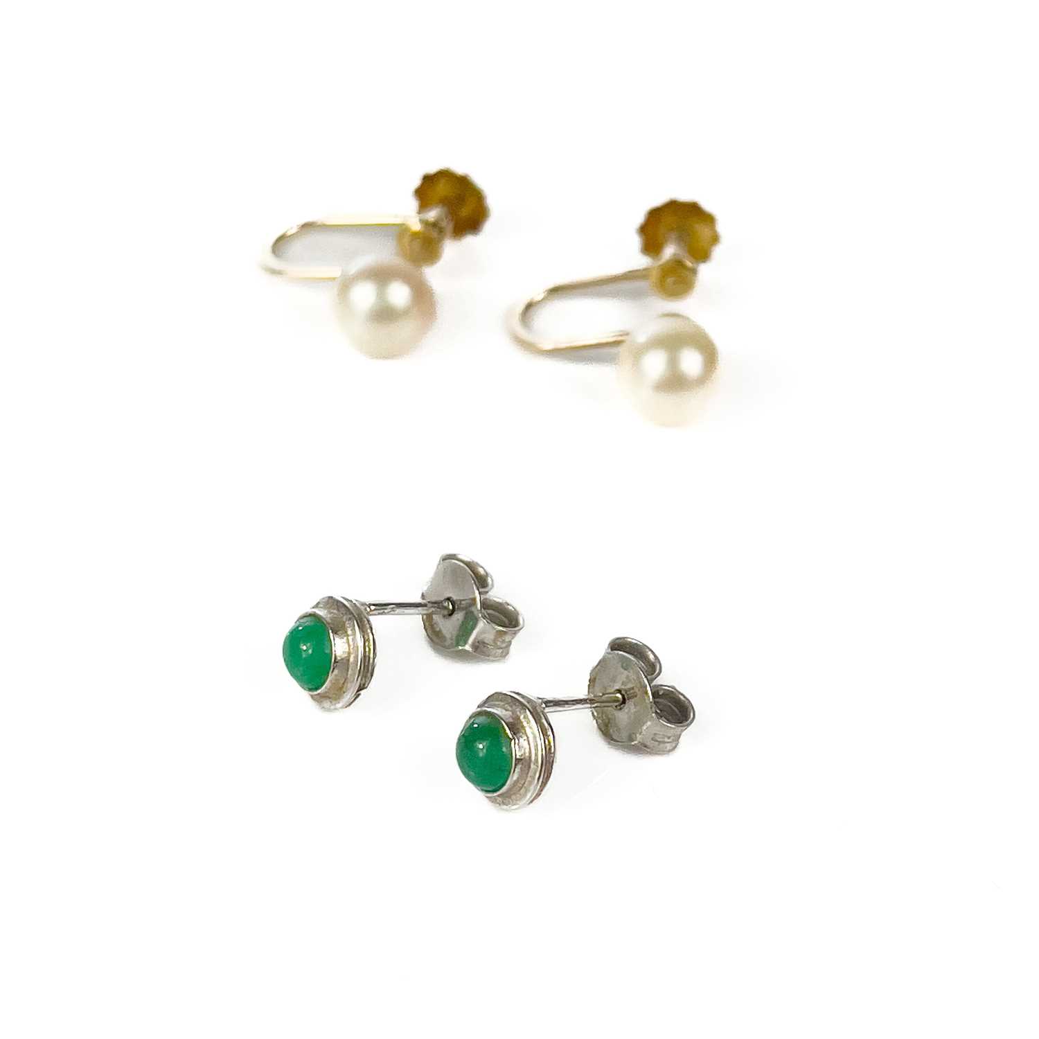 A pair of contemporary 18ct white gold emerald set stud earrings. - Image 3 of 6