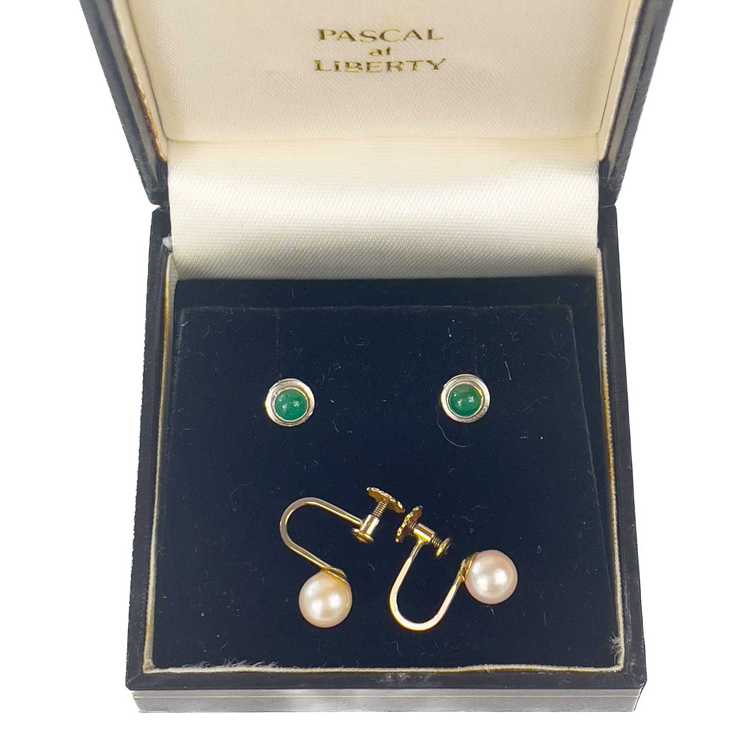 A pair of contemporary 18ct white gold emerald set stud earrings. - Image 2 of 6