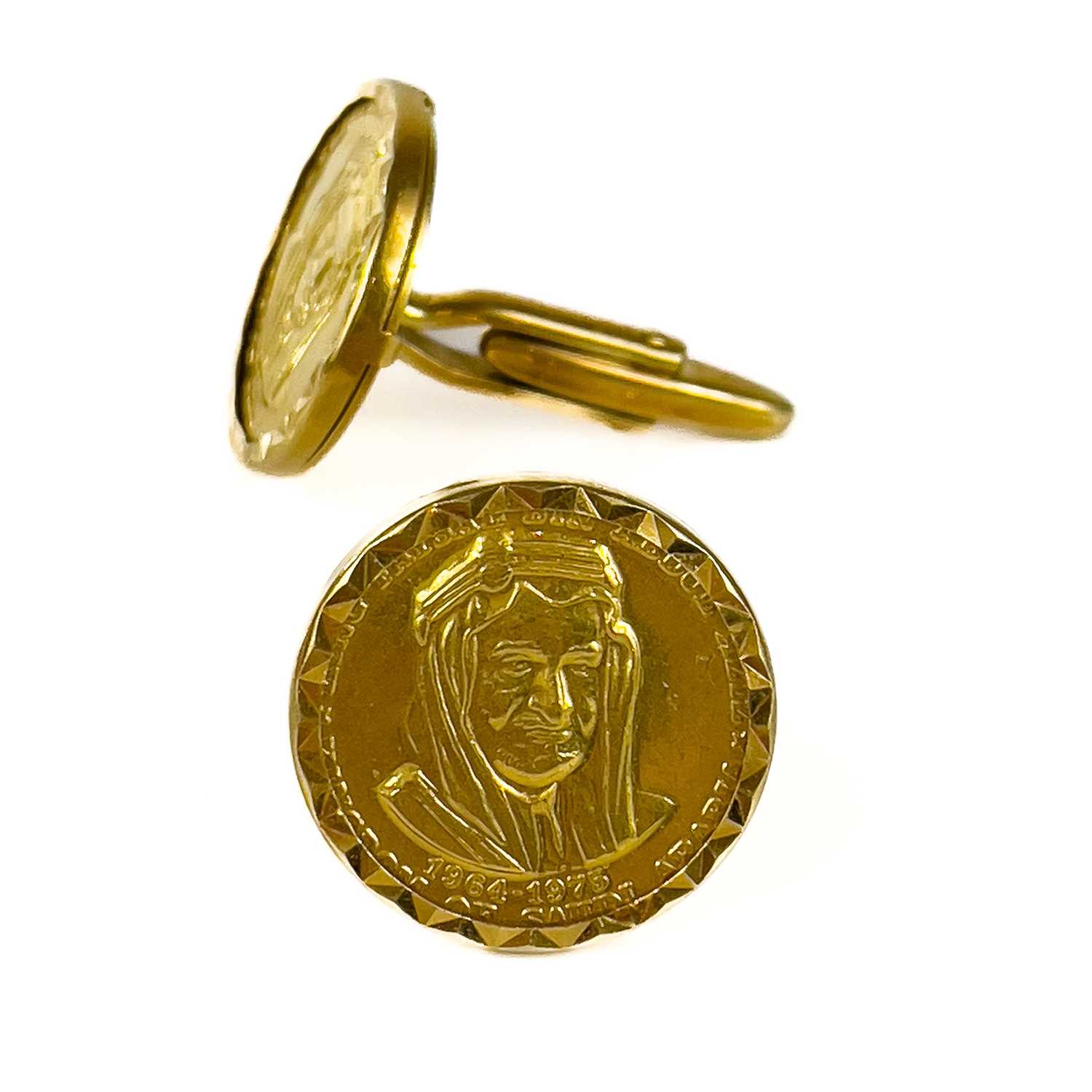 A pair of 22ct gold Saudi Arabia King Faisal commemorative medals set into 18ct cuff links. - Image 5 of 7