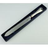 A silver handled ribbon and bow pattern cake knife