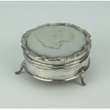 An Edwardian silver trinket box raised on scroll feet Birmingham 1902, 6cm,