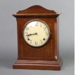 An Edwardian Continental 8 day striking mantel clock with 13cm enamelled dial and Roman numerals,