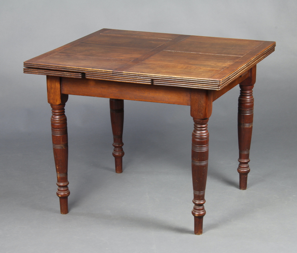 A Victorian mahogany draw leaf dining table raised on turned supports 72cm h x 90cm w x 82cm l x