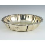 An 800 standard scallop edged bowl, 408 grams, 22.5cm