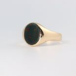 A gentleman's 9ct hardstone signet ring, 4.3 grams, size V