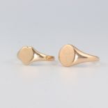 Two 9ct yellow gold signet rings, size G and H 4.6 grams The round head ring is engraved with an "