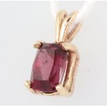 A 9ct garnet set pendant 1.2 grams, 13mm