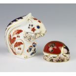 A Royal Crown Derby Imari pattern paperweight in the form of a squirrel with silver stopper 9cm, a