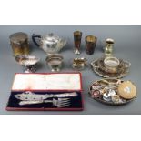 A cased pair of Victorian silver plated fish servers and minor plated wares