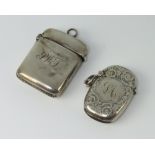 An Edwardian silver vesta Birmingham 1904 and 1 other ditto, gross weight 42 grams