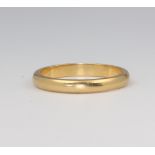 A yellow metal stamped 750 wedding band size Q 1/2, 4 grams