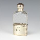 A Victorian silver mounted glass hip flask London 1899 15cm The lid is dented and the base cup