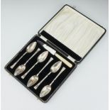 A cased set of 6 Art Deco silver grapefruit spoons Sheffield 1938, 122 grams, cased, together with a