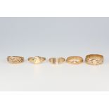 Five 9ct yellow gold rings, sizes K, K, K, K and M, 11.5 grams