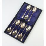 Nine silver bowling teaspoons, 106 grams, mixed dates