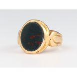 A gentleman's 18ct yellow gold hardstone signet ring, 5.5 grams gross, size H