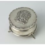 A circular silver trinket box with armorial, Birmingham 1931, 6cm, gross weight 38 grams