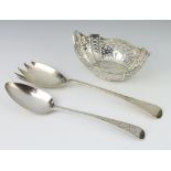 A pierced silver boat shaped bon bon dish Chester 1915 and 2 spoons, 242 grams
