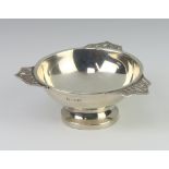 A silver 3 handled pedestal bowl "Auld Lang Syne" Birmingham 1913, 30gms, 9cm