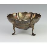 A Victorian silver pedestal bowl on pad feet, London 1900, 9cm, 78gms