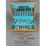 A set of silver plated Kings pattern cutlery for 6 contained in a wooden canteen (44), 3 cake