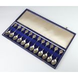 A set of 12 silver signs of the zodiac teaspoons, maker John Pinches & Sons, London 1971, 276 grams,