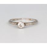 A white metal stamped plat. single stone diamond ring, approx. 0.4ct, and with diamond chips to