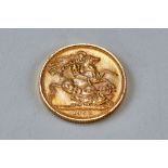 A 1958 GOLD SOVEREIGN, Elizabeth II, approx 8 grams.
