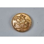AN 1881 GOLD SOVEREIGN, young head, approx 8 grams.