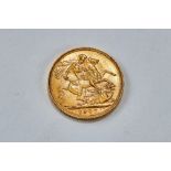 A 1907 GOLD SOVEREIGN, Edward VII, approx 8 grams.