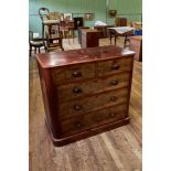 A GOOD QUALITY VICTORIAN MAHOGANY CHEST OF DRAWERS,