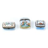 A HAND-PAINTED PORCELAIN FLIP-TOP CASE decorated with a seated figure and masonic symbols,