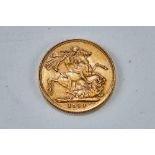 A 1913 GOLD SOVEREIGN, George V, approx 8 grams.