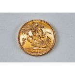 A 1981 GOLD SOVEREIGN, Elizabeth II, approx 8 grams.